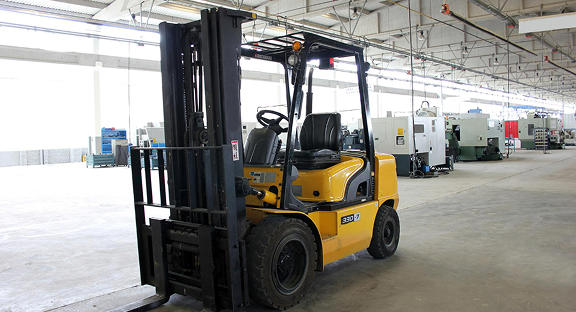 Conheça nosso serviço: Funilaria, Pintura e Retoque para Empilhadeira